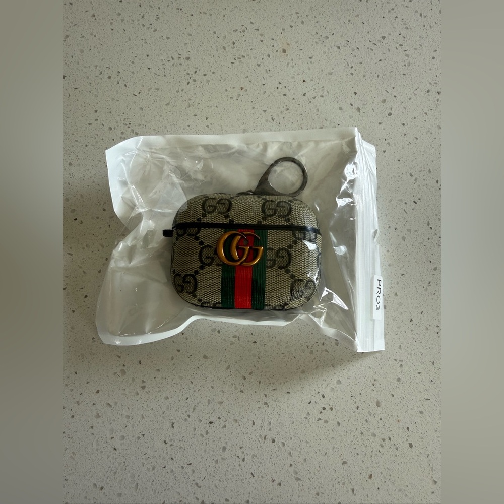 DESIGNER AIRPOD PRO GENERATION 3 PROTECTIVE CASE W/KEYRING - Picture 6 of 6